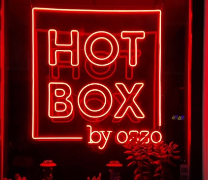 Sarkana LED neona izkārtne HOT BOX