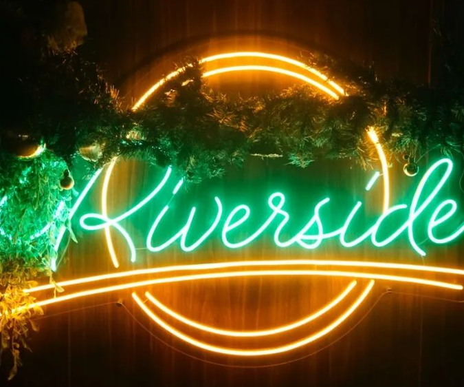 LED неоновая вывеска RIVERSIDE с зелёным и оранжевым светом