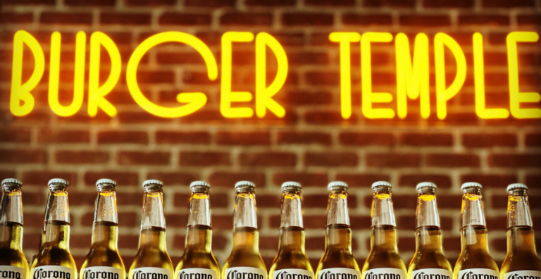 LED неоновая вывеска BURGER TEMPLE на кирпичной стене ресторана