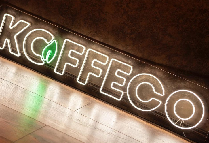 LED neona izkārtne KOFFECO kafejnīcā