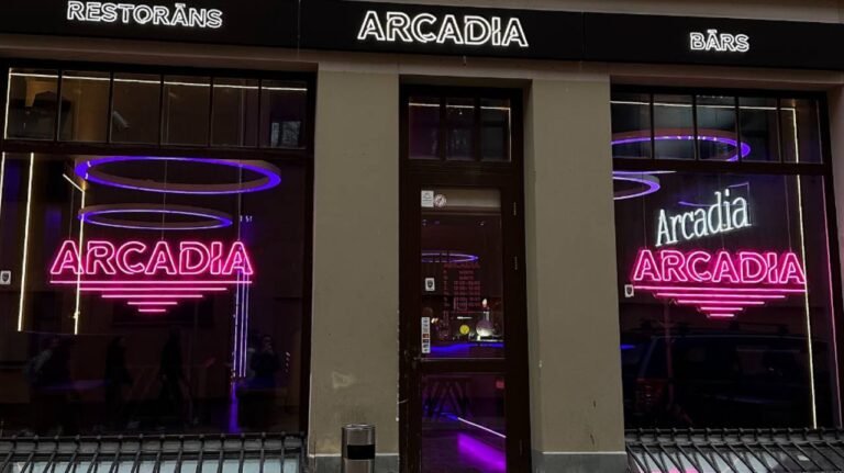 Veikala skatlogs ar LED neona izkārtni uz ielas
