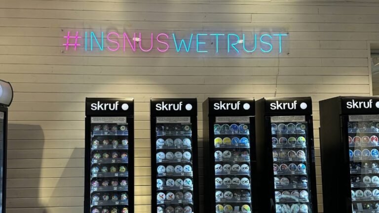 Veikala fasāde ar LED neona izkārtnēm virs skatlogiem