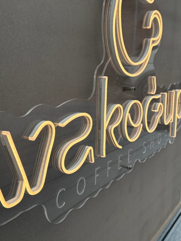 LED neona logo kafejnīcai ar gravētu uzrakstu COFFEE SHOP uz akrila pamatnes
