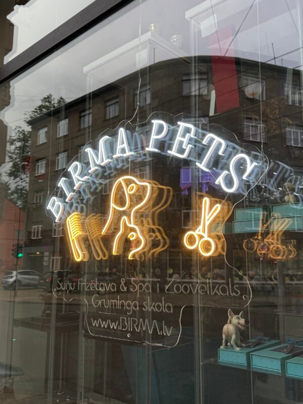 LED neona izkārtne ar logo BIRMA PETS skatlogā