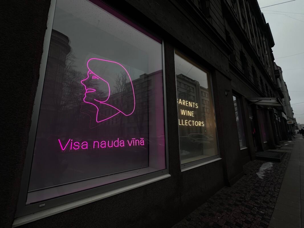 Rozā LED neona izkārtne veikala skatlogā uz ielas